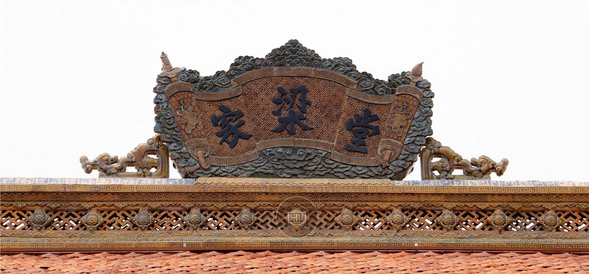 Ngói Bò Nóc Tráng Men Men Đen Huyền Bí